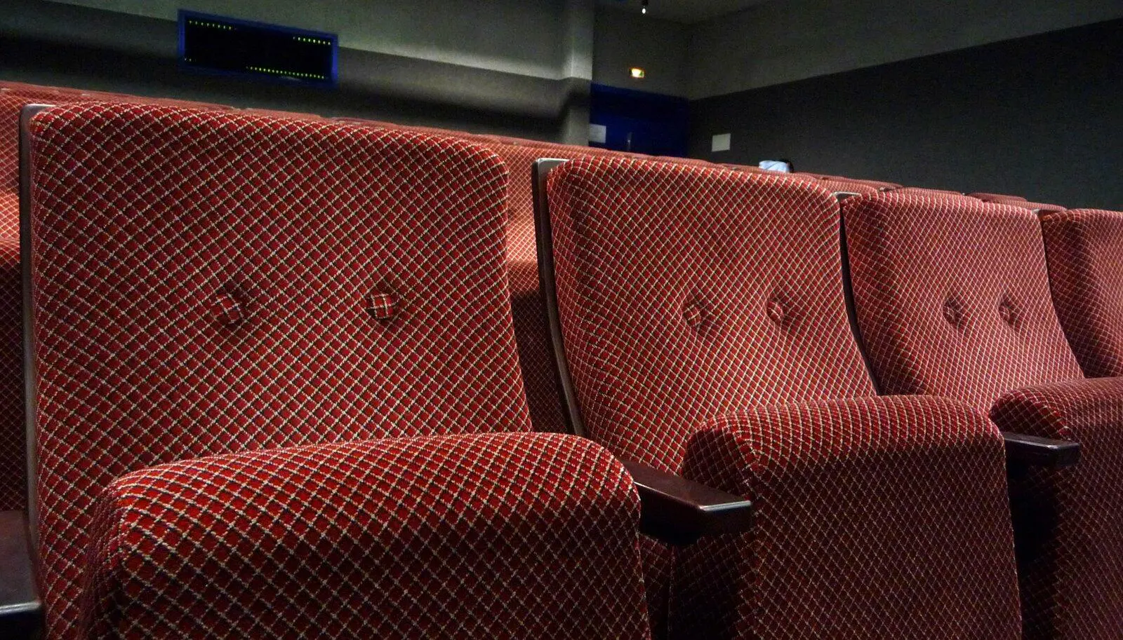 Leere rote Kinositze im Kinosaal
